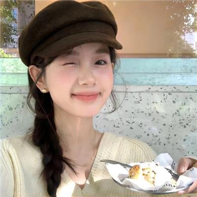 出墙红杏两家春